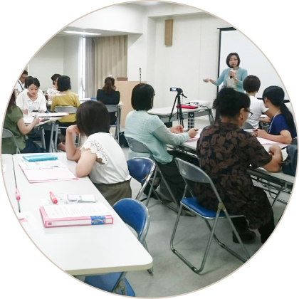 写真：講師とセミナー受講中の参加者