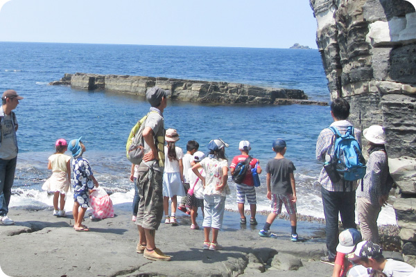 写真：須佐地域ツアーでホルンフェルスを訪れた参加者