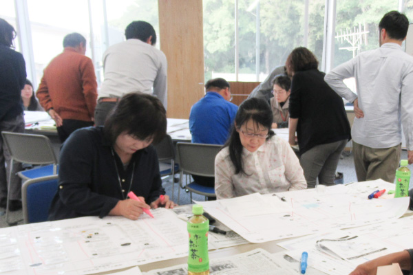 写真：地域住民の話し合い場面